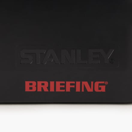 スタンレーがブリーフィングとコラボレーションしたオールブラックのウォータージャグ