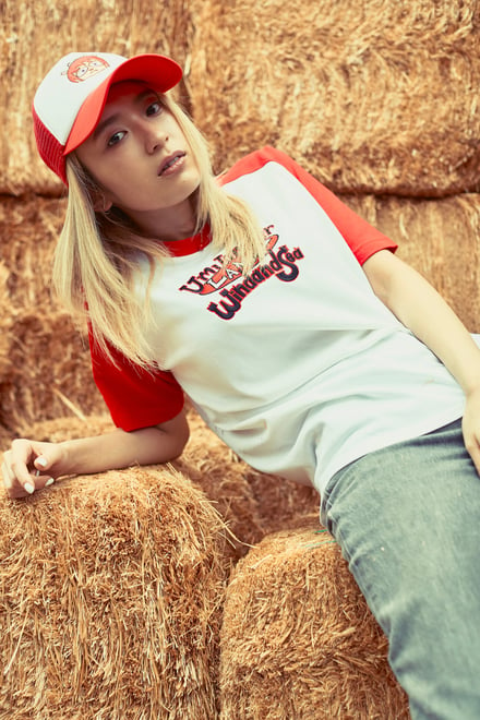 ウィンダンシーとゲーム「ウンジャマ・ラミー」コラボのプリントTシャツを着用したモデル
