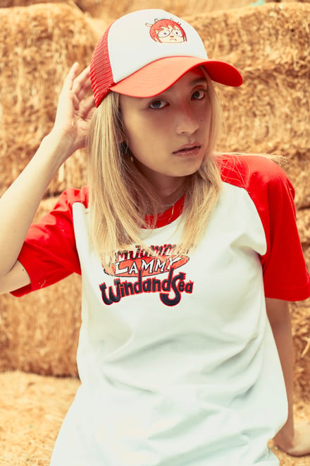 ウィンダンシーとゲーム「ウンジャマ・ラミー」コラボのプリントTシャツを着用したモデル