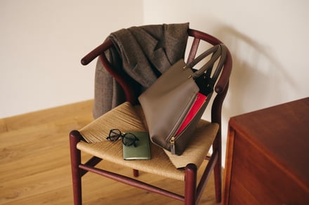 エポールがリニューアルするブラウントートバッグと椅子