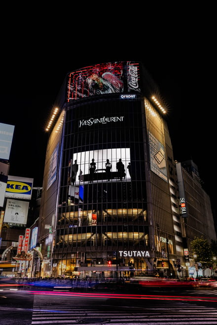 YSLとJO1のコラボ限定CMが渋谷スクランブル交差点をジャック
