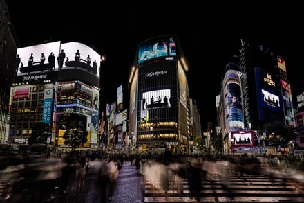 渋谷スクランブル交差点とモニターに映るCMの様子
