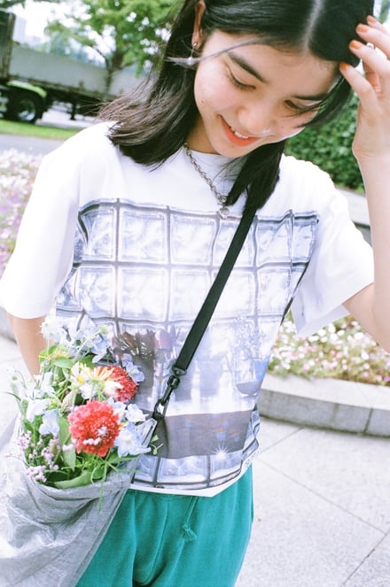 BE AT TOKYOから発売のディリジェンスパーラーと写真家 石田真澄のコラボTシャツのヴィジュアル