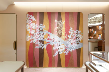 「パンテール」と桜を描いたアートウォール