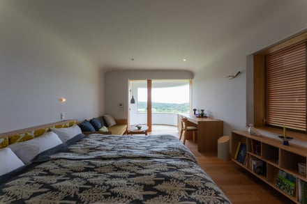 木更津のサステナブルファーム「クルックフィールズ」にオープンする宿泊ヴィラ「コクーン」の客室内のイメージ画像
