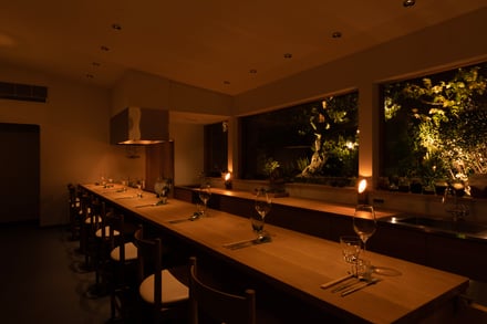 木更津のサステナブルファーム「クルックフィールズ」にオープンする宿泊ヴィラ「コクーン」のレストランの内観イメージ画像