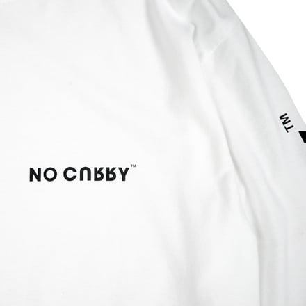 白いロンTにプリントされた「NO CURRY」の文字