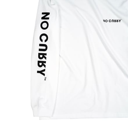 白いロンTにプリントされた「NO CURRY」の文字