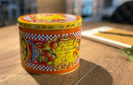 ドルチェ＆ガッバーナが販売するイタリアの伝統菓子パネットーネの黄色を基調にしたパッケージ