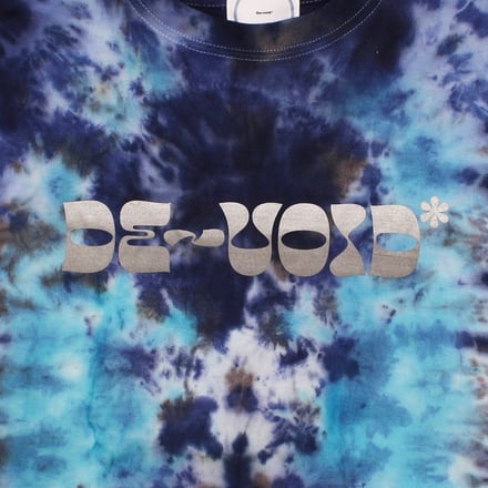 ラッパーkZmによるレーベル「デヴォイド」と原宿のショップ「ドミサイル東京」のカプセルコレクションのタイダイTシャツ