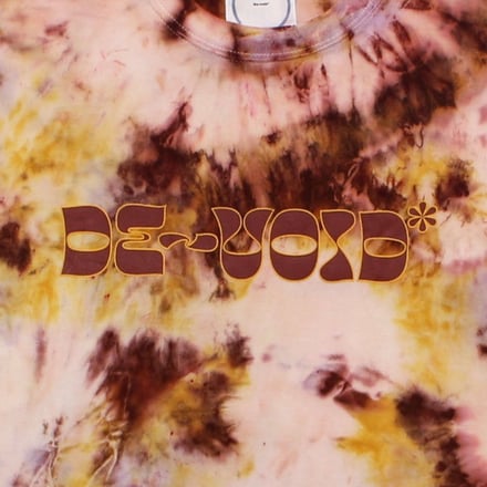 ラッパーkZmによるレーベル「デヴォイド」と原宿のショップ「ドミサイル東京」のカプセルコレクションのタイダイTシャツ