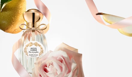 香水瓶と薔薇の花の画像