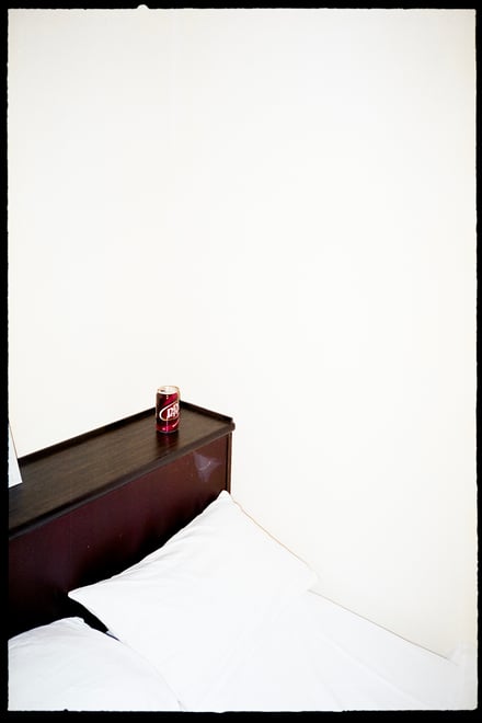 ベッドサイドに置かれた赤いコカコーラの缶