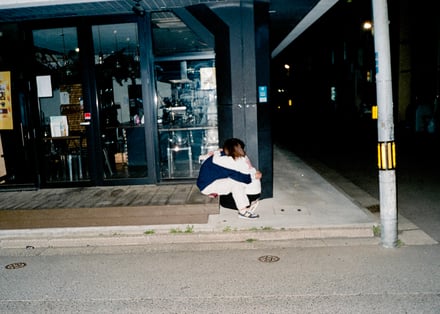 夜道で抱き合う男女のフィルム写真