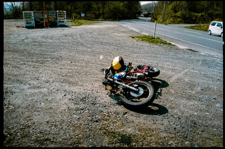 道端に停車したバイクのフィルム写真