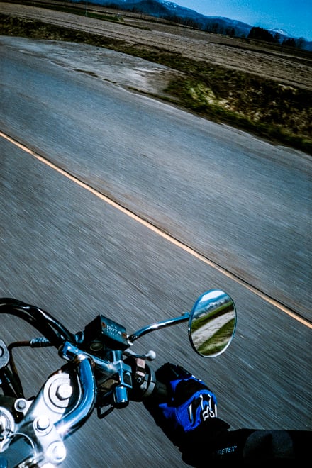 走行中のバイクのハンドルの写真