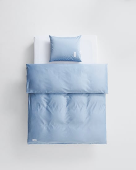 青いシーツと青のピローケースを使用したベッドベッド