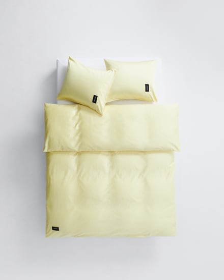 黄色いシーツカバーと黄色のピローケースを使用したベッドベッド