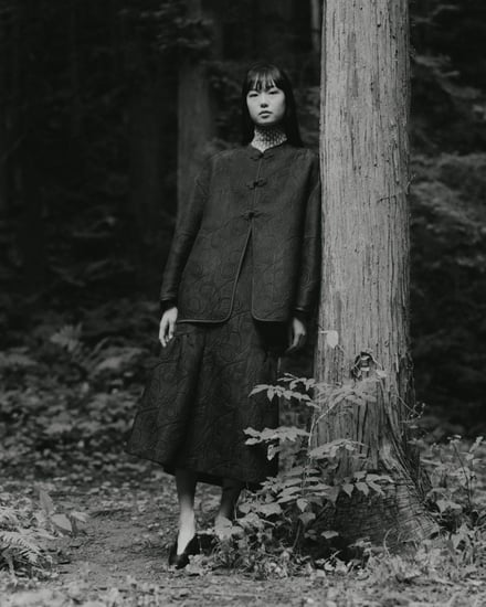木にもたれかかる女性モデル（白黒写真）