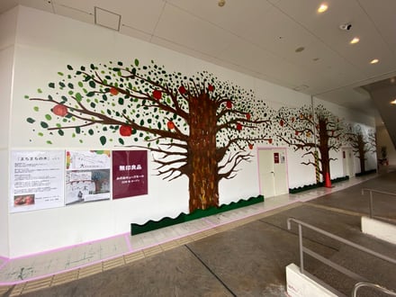 木が描かれた壁