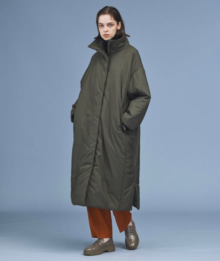 クロスプラスEC限定ブランド「ノーク」の2022年秋冬コレクションを着用したモデル
