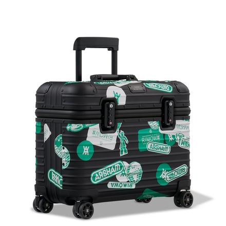 緑のステッカーロゴをあしらった黒いスーツケース