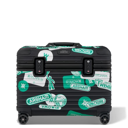 緑のステッカーロゴをあしらった黒いスーツケース