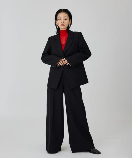 ユナイテッド トウキョウの店舗限定の新作コレクションの黒いジャケットとパンツを着用したモデル