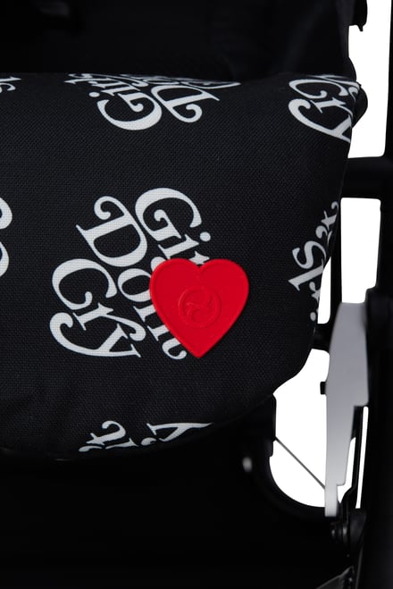 「ガールズ ドント クライ」と「サイベックス」がコラボレーションした黒いベビーカーに付属するバッグ