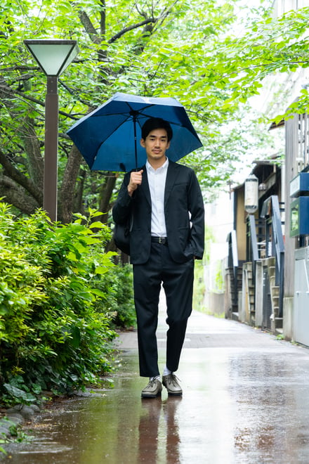 雨の中スーツを着た男性モデル