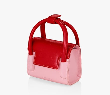 ピンクと赤のバイカラーのバッグ