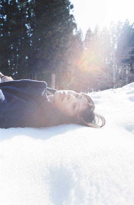 雪の上に横たわる女優の夏帆