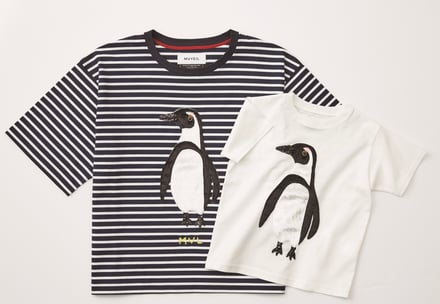 ペンギンのイラストをあしらったグレーと白のTシャツ
