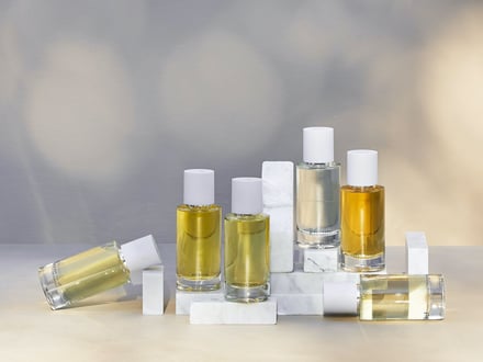 シンプルな香水の瓶が並んでいる画像