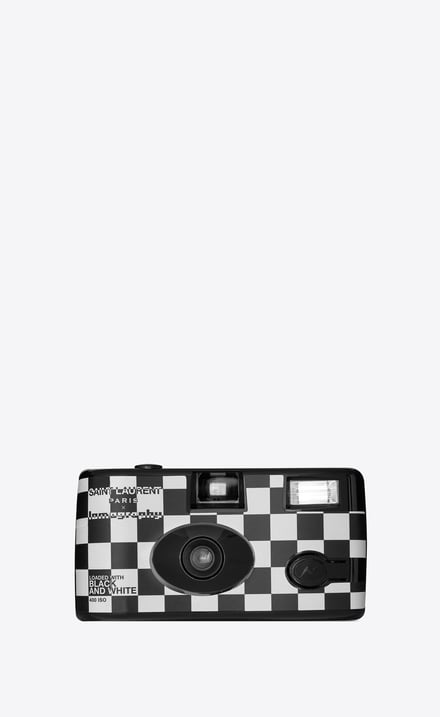 黒いチェック柄のカメラ