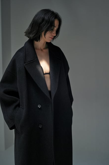 黒いコートを着用した女性