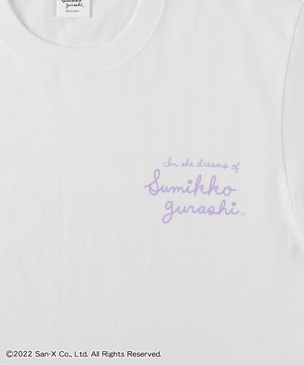 白いTシャツの胸元にプリントされた紫の刺繍