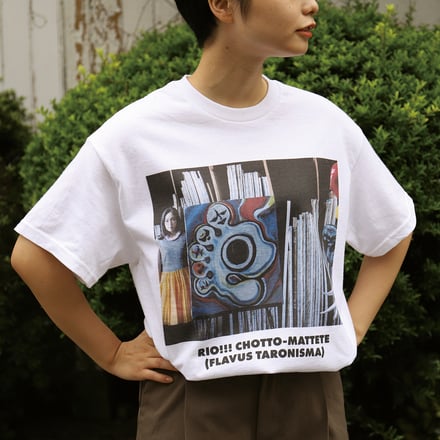 岡本太郎とTシャツレーベル「GASATANG」のコラボTシャツの着用画像
