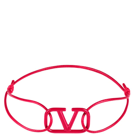 Vのロゴがついたピンクのブレスレッド