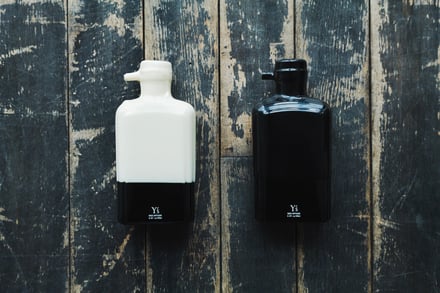 白と黒が組み合わさったボトルと黒いボトルが並んでいる様子。