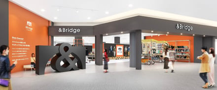 黒とオレンジを基調としたオフプライスストア「アンドブリッジ」の外観