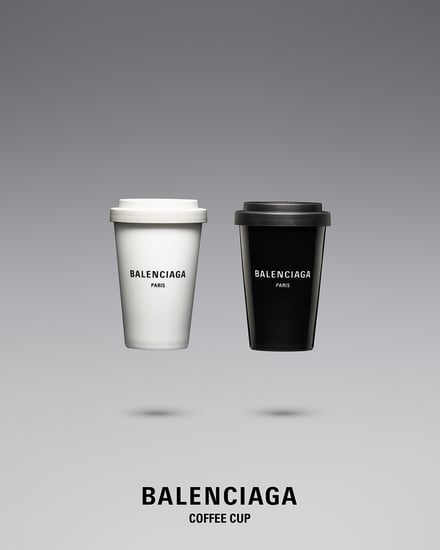 白と黒のコーヒーカップ
