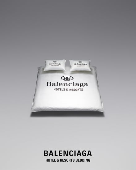 バレンシアガのロゴをあしらった白いベッド