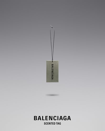 バレンシアガのロゴをプリントしたタグ