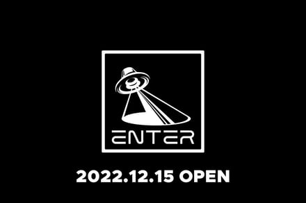 渋谷のクラブ「エンター」の黒を背景にしたロゴ