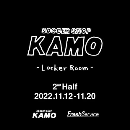 黒を背景にしたKAMOのロゴ