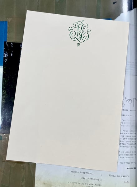 緑のロゴをあしらった白い便箋