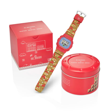 スーパーマリオブラザーズのデザインを施した時計と赤いパッケージ