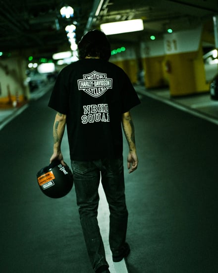 黒いTシャツを着用した男性