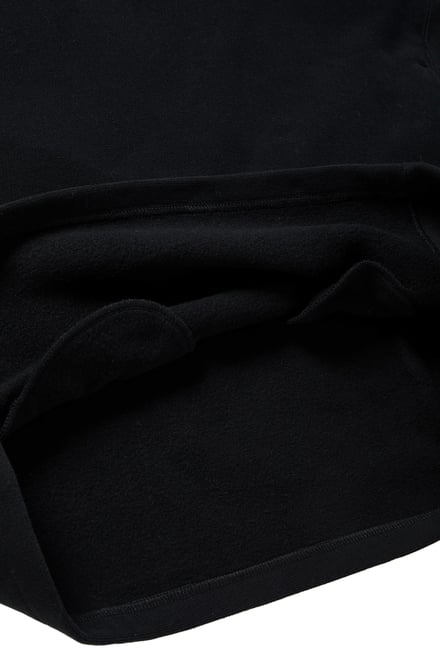 黒いスウェットの裾